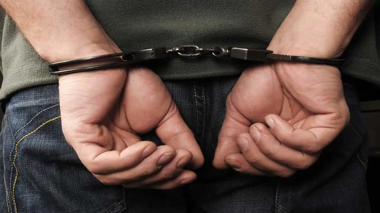 إلقاء القبض على شخصين بتهمة سرقة هاتف من محل في الإسكندرية